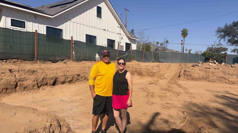 Les victimes de la catastrophe climatique reconstruisent en utilisant des maisons préfabriquées, du plus boxy au sur mesure
