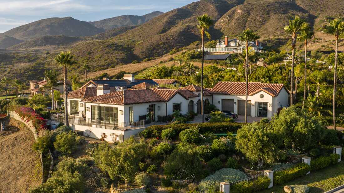 Une maison conçue par Bevy House, basée en Californie. Ce projet Malibu de près de 8 000 pieds carrés est une reconstruction partielle, car une grande partie de la maison a été perdue lors de l'incendie de Woolsey en 2018. Ce fut l'une des premières maisons à être occupée après l'incendie.