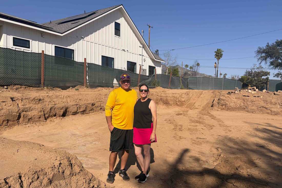 Jason et Colleen Warnesky font partie des dizaines de familles d'Altadena, en Californie, qui ont choisi de reconstruire avec des maisons préfabriquées, à la suite de l'incendie d'Eaton en 2025. Le couple a déclaré à NPR qu'ils étaient en partie motivés à opter pour une maison préfabriquée par des problèmes de sécurité. 