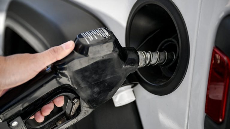 L&rsquo;essence dépasse les 4 dollars le gallon aux États-Unis pour la première fois en 3 ans