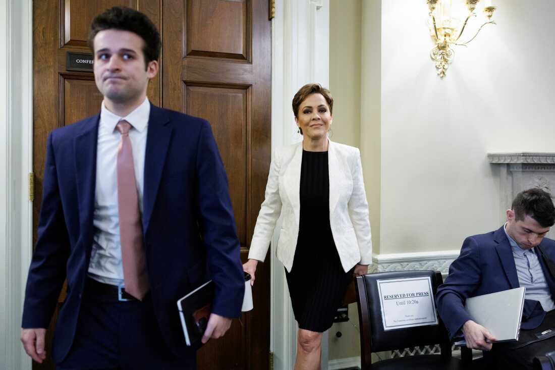 Kari Lake, conseiller principal de l'Agence américaine pour les médias mondiaux, part à la suite d'une audience du Comité de l'administration de la Chambre sur les élections fédérales à Capitol Hill, le mardi 10 février 2026, à Washington.