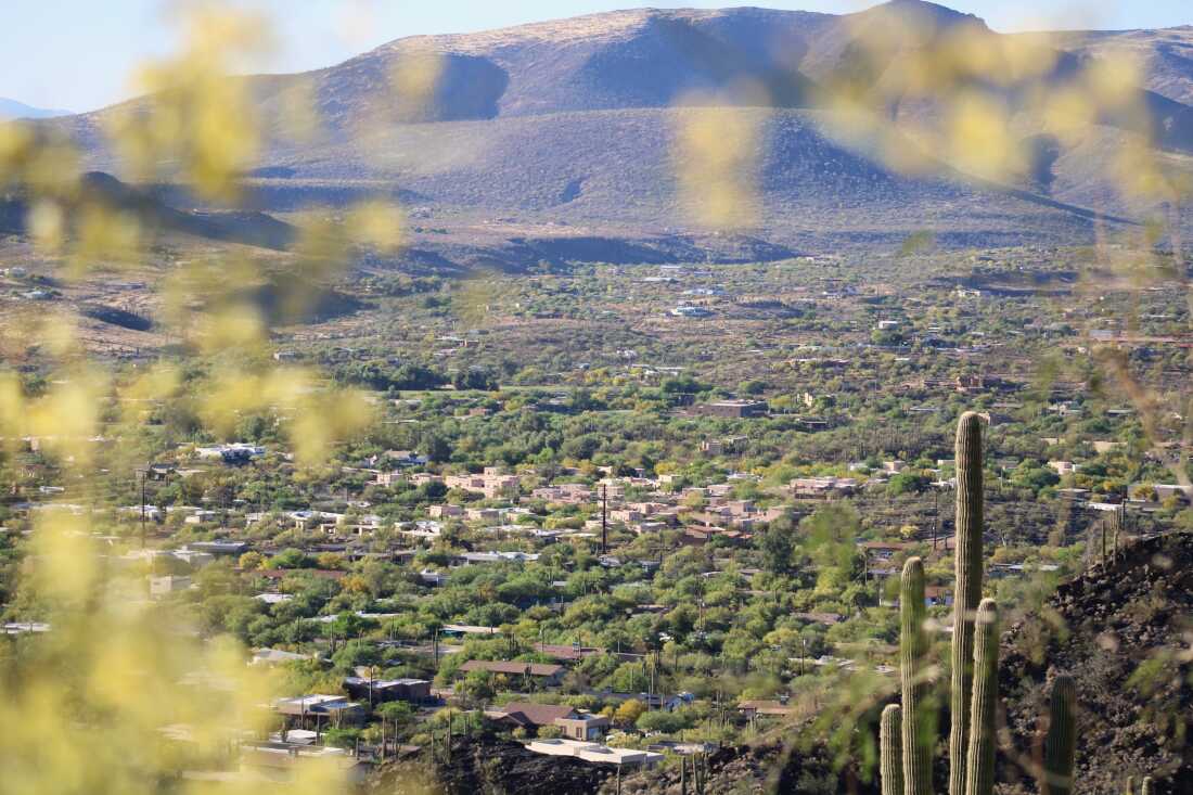 Le soleil se couche sur Cave Creek le 27 mars 2026. Les autorités municipales affirment qu'elles peuvent maintenir le débit des robinets pendant les cinq à huit prochaines années et recherchent des solutions à long terme aux coupures d'eau. Ces solutions à long terme seront probablement compliquées et coûteuses.