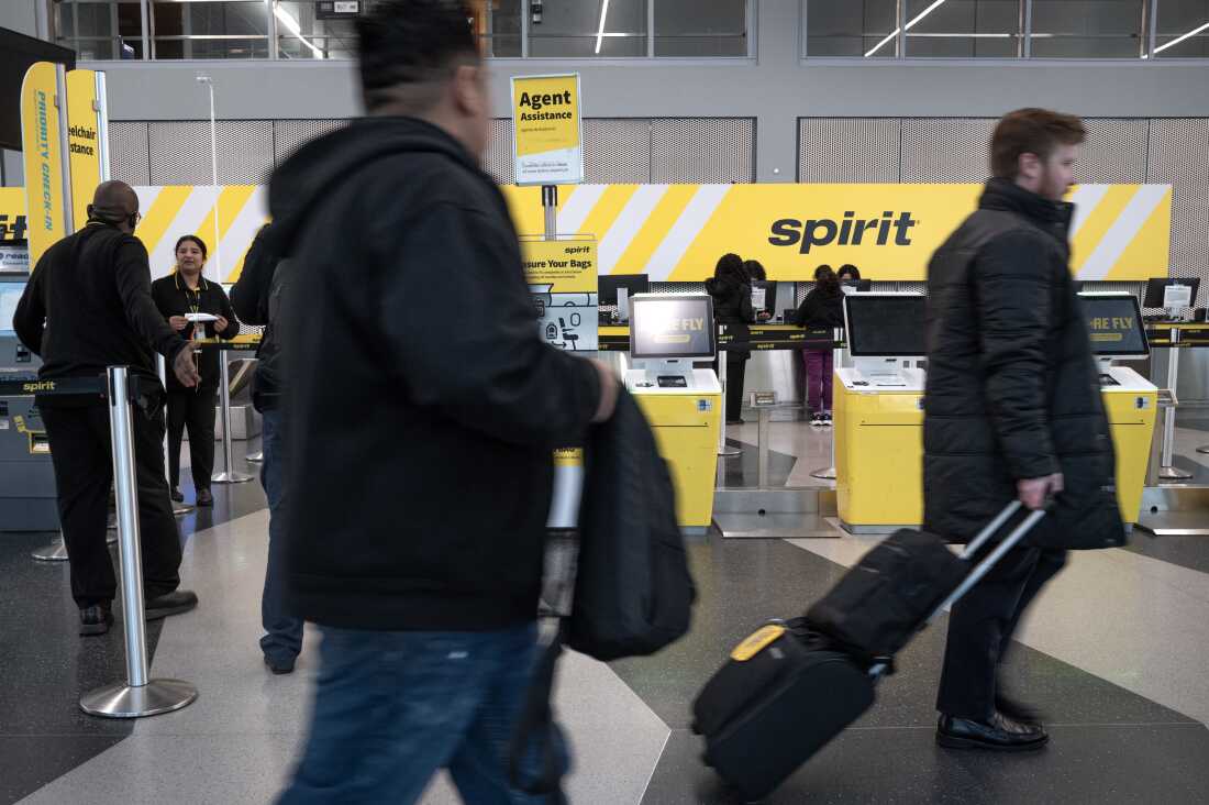 Les passagers s'enregistrent pour leurs vols Spirit Airlines à l'aéroport O'Hare le 10 mars 2026 à Chicago, Illinois. La compagnie aérienne à bas prix a annoncé qu'elle cesserait ses activités.