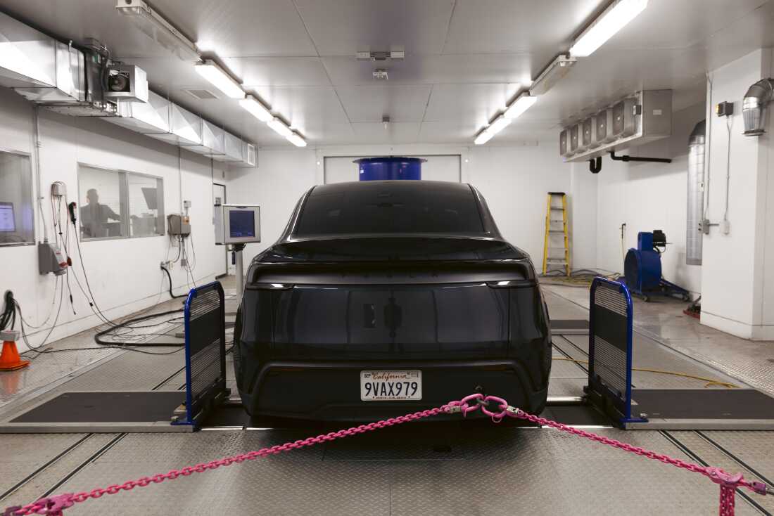 Un véhicule d'essai est positionné sur un banc à rouleaux. "Faute d'un meilleur terme, je suppose que c'est un peu comme un tapis roulant pour une voiture," dit Megan McKernan.