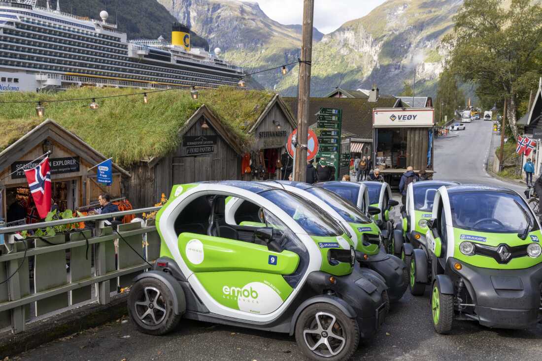 Un groupe de véhicules électriques est garé à Geiranger, en Norvège. Le pays a le taux d’adoption des véhicules électriques le plus élevé au monde.
