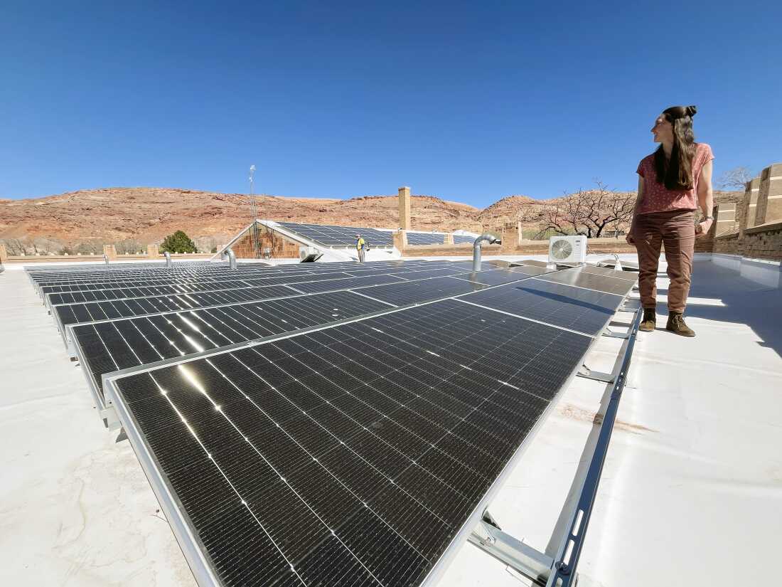 Certaines communautés de la coalition de l’Utah ont déjà pris de petites mesures pour passer aux énergies renouvelables. Moab a récemment installé un panneau solaire sur le toit de l'hôtel de ville pour alimenter ses bureaux municipaux. « Vivant dans une zone rurale, dans un endroit éloigné, nous pensons que si nous le voulons, nous devrons sortir et le trouver », a déclaré Alexi Lamm, directeur du développement durable de la ville. Désormais, cette collaboration permettra à Moab d’offrir de l’énergie propre à tous ses résidents.