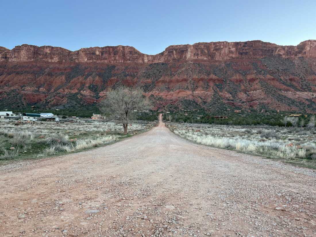 Une route de gravier mène à un groupe de maisons à Castle Valley, dans l'Utah. 