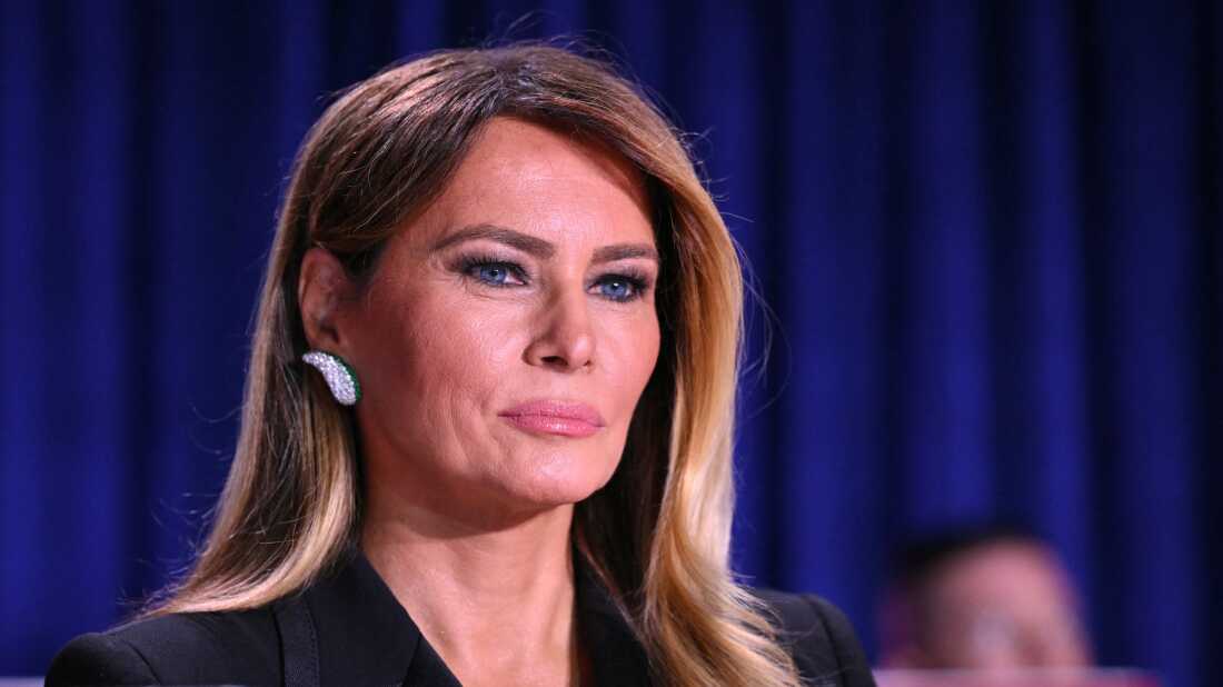 La Première Dame Melania Trump assiste au dîner des correspondants de la Maison Blanche au Washington Hilton à Washington, DC, le 25 avril 2026.