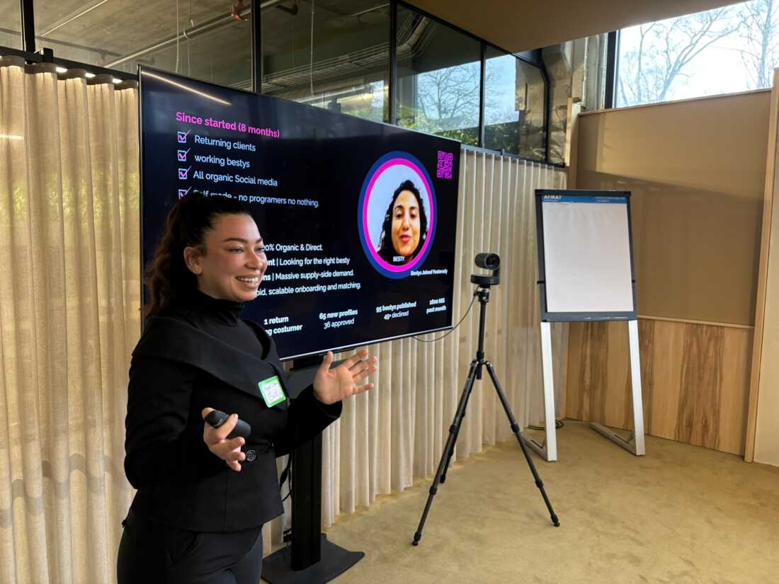 Hagar Shmaia, d'Israël, faisait partie d'une douzaine d'entrepreneurs israéliens et palestiniens qui ont présenté leurs idées à un salon d'investisseurs, dans le cadre du programme 50:50 Startups. Shmaia a conçu une plateforme en ligne appelée « Besty » qui permet aux femmes de trouver une large gamme de soutien à la demande.