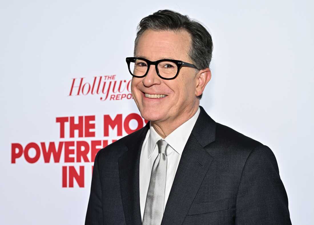 Stephen Colbert a assisté à la célébration médiatique des personnes les plus puissantes de New York organisée par le Hollywood Reporter à New York au début du mois. Après avoir été évincé de son rôle d'animateur dans The Late Show, Colbert a animé une émission locale par câble à Monroe, Michigan.