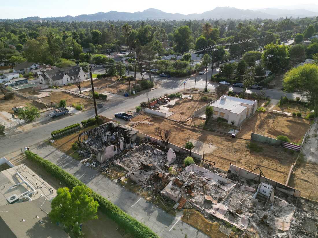 Cette vue aérienne montre des terrains résidentiels dégagés après la destruction de maisons lors de l'incendie d'Eaton en janvier 2025, à côté de maisons encore debout à Altadena, en Californie.