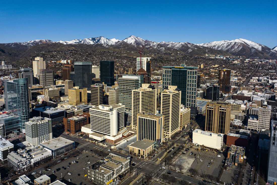 La capitale de l'Utah, Salt Lake City, est l'une des 19 communautés qui ont formé les communautés renouvelables de l'Utah. Environ les trois quarts de l'électricité de l'Utah sont produits à partir du charbon et du gaz naturel, mais la coalition vise à introduire de nouvelles énergies propres sur le réseau d'ici 2030.