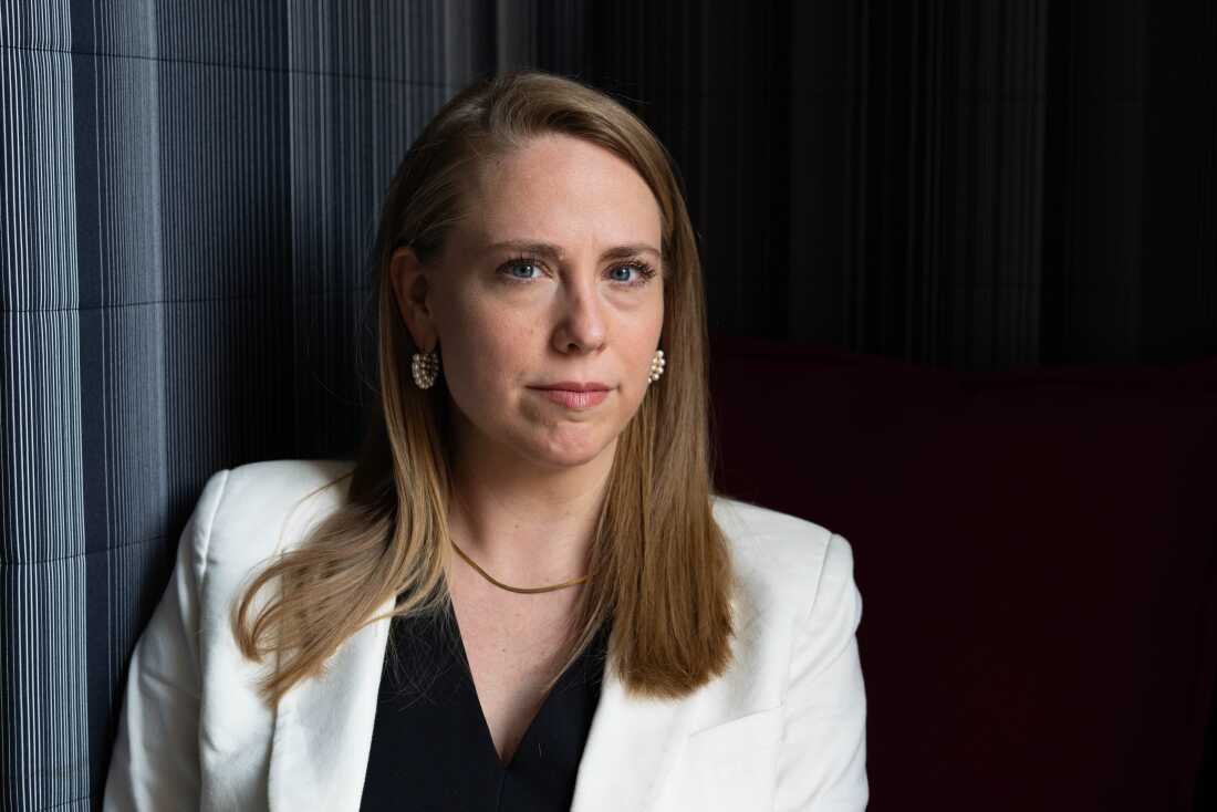 Ce portrait photo montre Andrea Lucas, présidente de la Commission pour l'égalité des chances en matière d'emploi.
