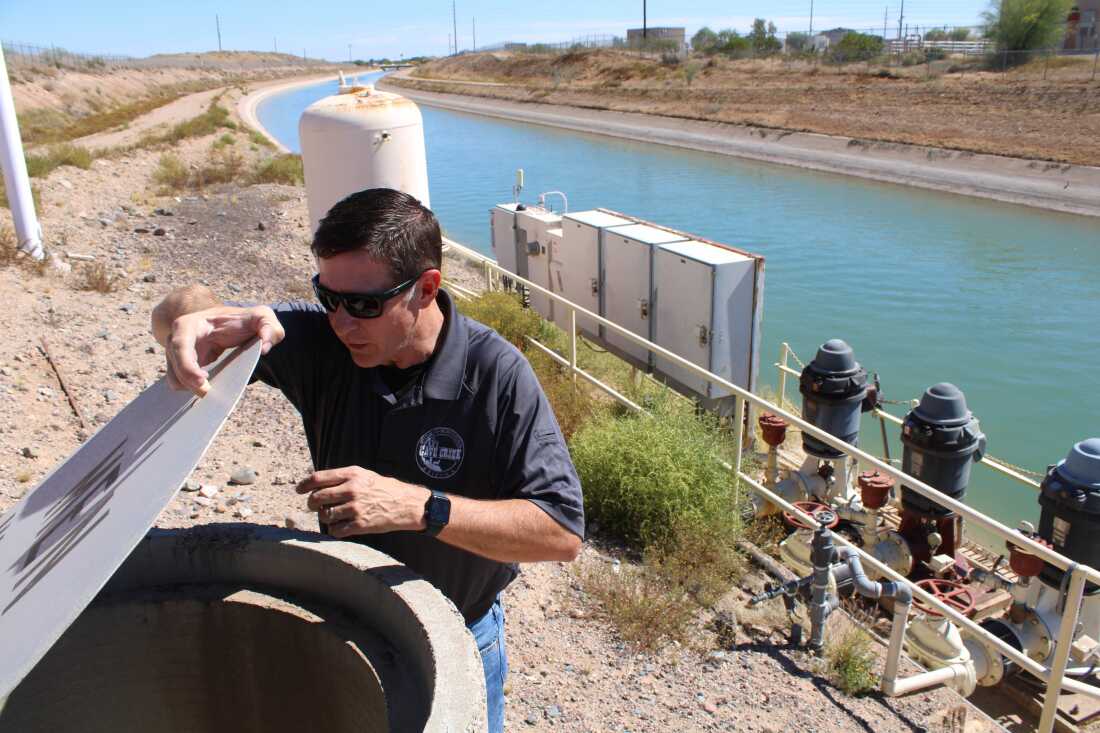 Shawn Kreuzwiesner, directeur des services publics de la ville de Cave Creek, visite le système de pompes de la ville à Phoenix le 27 mars 2026. Presque toute l'eau de la ville s'écoule à travers les pompes, qui tirent l'eau du fleuve Colorado du projet Central Arizona.