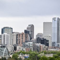 Denver veut chauffer et climatiser ses bâtiments sans combustibles fossiles : NPR