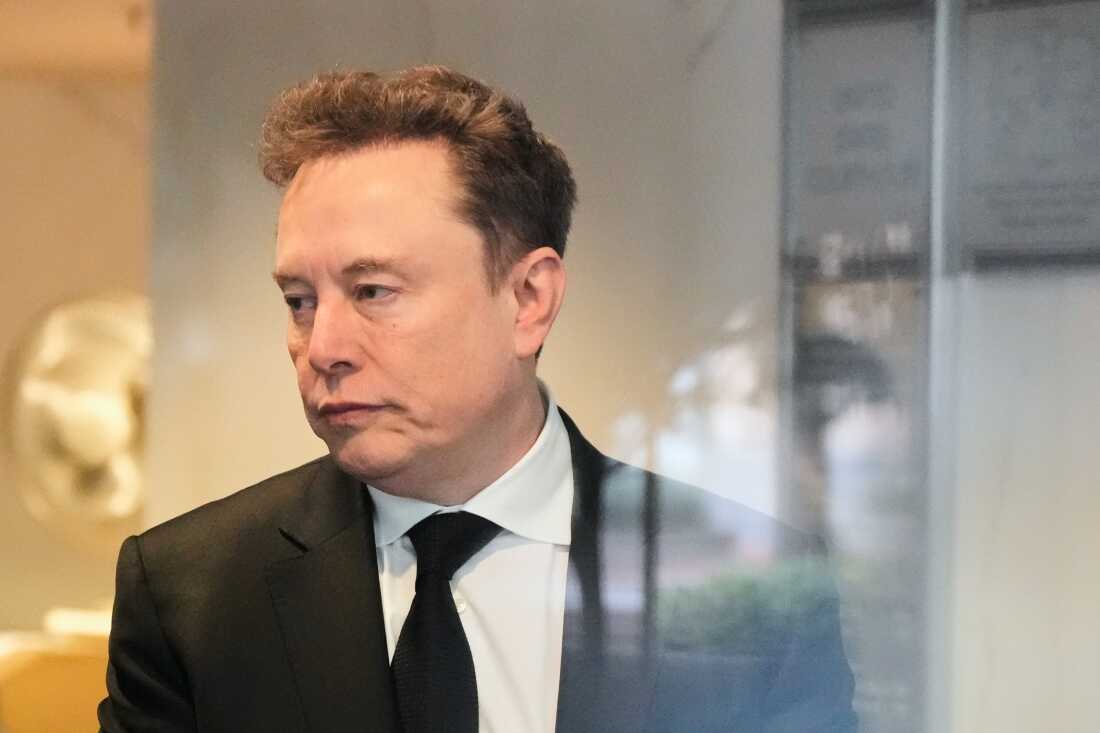 Elon Musk arrive au tribunal de district américain d'Oakland, en Californie, le mardi 28 avril 2026.