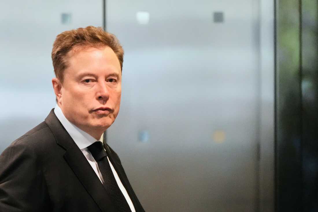 Elon Musk arrive au tribunal de district américain d'Oakland, en Californie, le mardi 28 avril 2026.