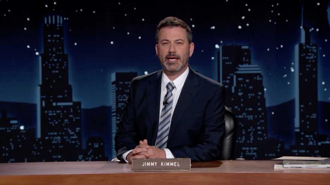Lors de son émission de lundi soir, Jimmy Kimmel a déclaré que la blague qu'il avait faite à propos de la première dame Melania Trump était une "rôti léger" et était "pas, loin de là, un appel à l’assassinat. Et ils le savent." Kimmel est présenté ci-dessus en novembre 2020.