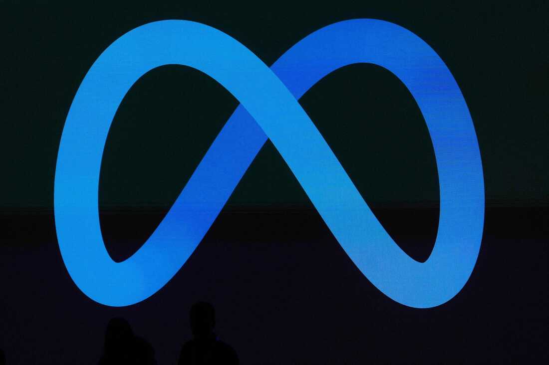 FILE - Un logo Meta est affiché sur un écran vidéo lors de la LlamaCon 2025, une conférence des développeurs d'IA, à Menlo Park, en Californie, le 29 avril 2025.