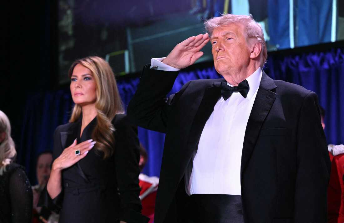La Première dame Melania Trump et le président Donald Trump assistent au dîner de l'Association des correspondants de la Maison Blanche au Washington Hilton à Washington, DC, le 25 avril 2026.