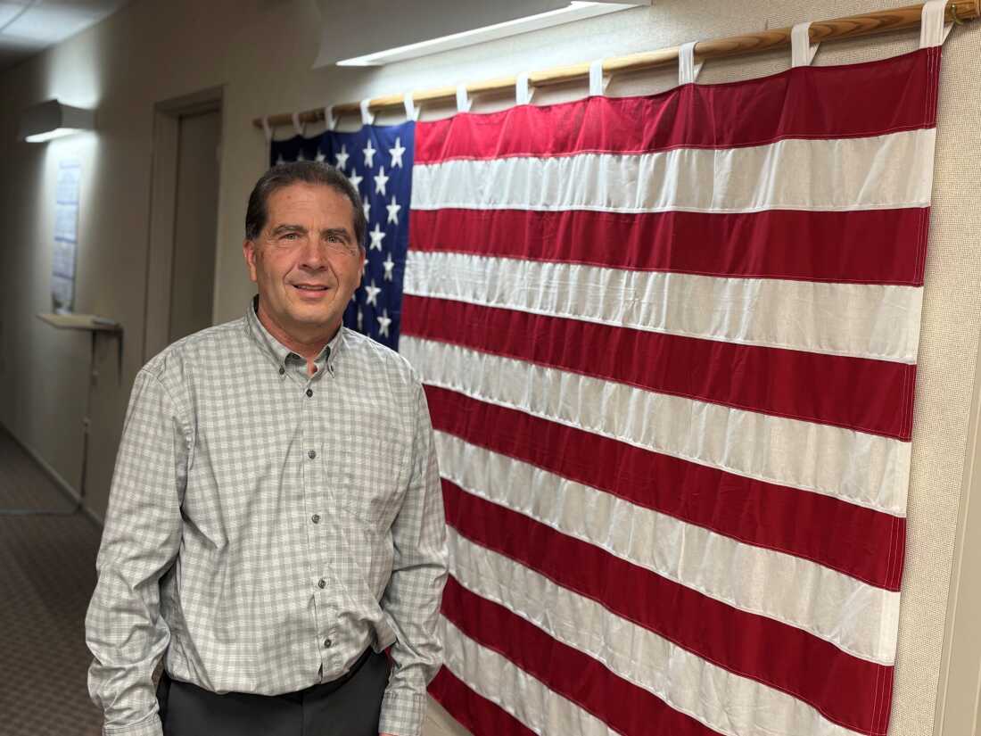 Kemmerer, administrateur de la ville du Wyoming, Brian Muir, a été embauché par la ville en 2019 pour aider à trouver de nouvelles opportunités économiques alors qu'à cette époque, la mine de charbon avait fait faillite et que la centrale électrique au charbon voisine devait être démantelée.
