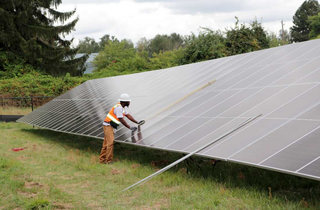 Un ouvrier met la touche finale à un panneau solaire à Portland, dans l'Oregon.
