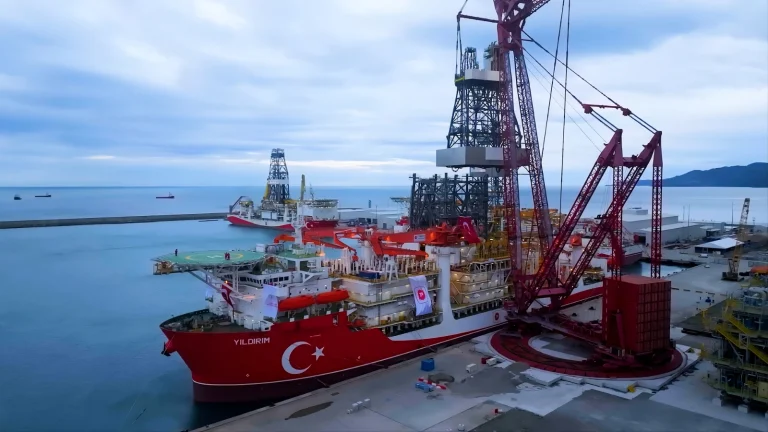 Le navire de forage en haute mer Yıldırım a quitté Filyos pour sa première mission