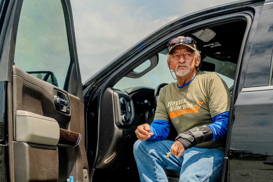 Acy Cooper déjeune dans sa camionnette à la marina de Myrtle Grove à Port Sulphur, en Louisiane, le vendredi 15 mai 2026. Cooper venait de rentrer à la marina après un quart de travail transportant les travailleurs des plates-formes pétrolières depuis les plates-formes offshore – un travail qu'il a accepté en raison de la baisse des prix des crevettes et de l'augmentation des coûts du carburant.