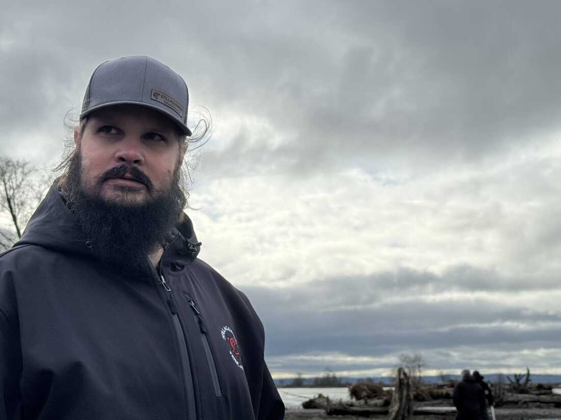 Scott Boyd, directeur adjoint des pêches de la tribu Stillaguamish, à l'embouchure de la rivière Stillaguamish, le 19 décembre 2025.