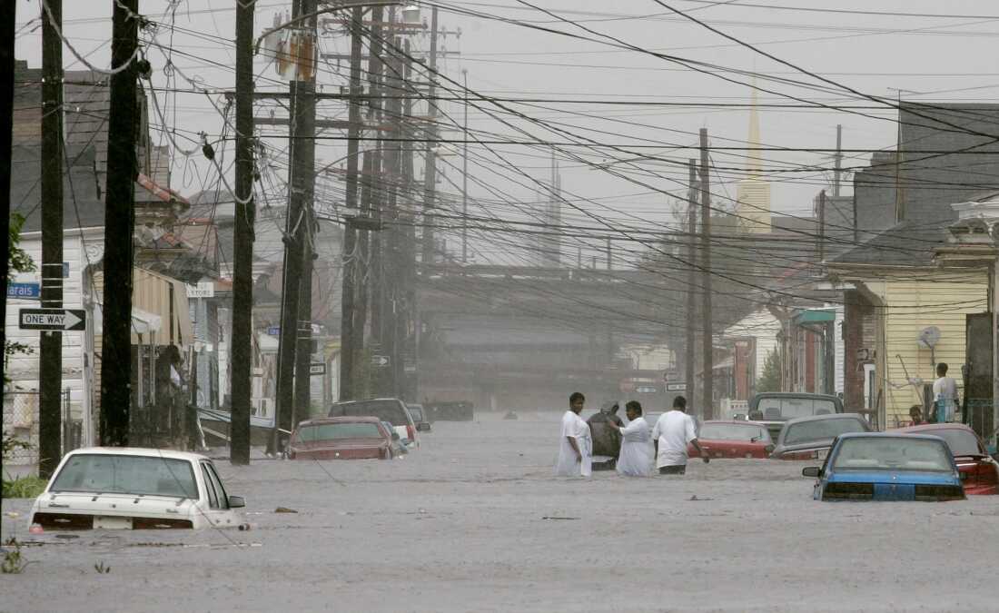 NOUVELLE-ORLÉANS - 28 AOÛT : Des gens marchent dans une rue inondée après que l'ouragan Katrina a frappé la région le 29 août 2005 à la Nouvelle-Orléans, en Louisiane. Katrina a été rétrogradée au rang de tempête de catégorie 4 à l'approche de la Nouvelle-Orléans. (Photo de Mark Wilson/Getty Images)