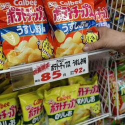 Une entreprise japonaise va commercialiser des snacks dans des emballages noir et blanc à cause de la guerre
