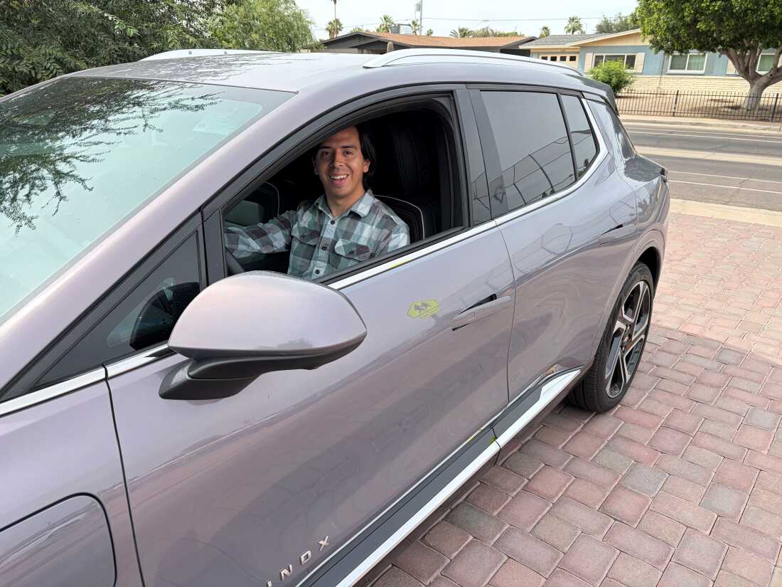 Guadalupe Higuera au volant de son Chevrolet Equinox EV 2025 à Phoenix, en Arizona.
