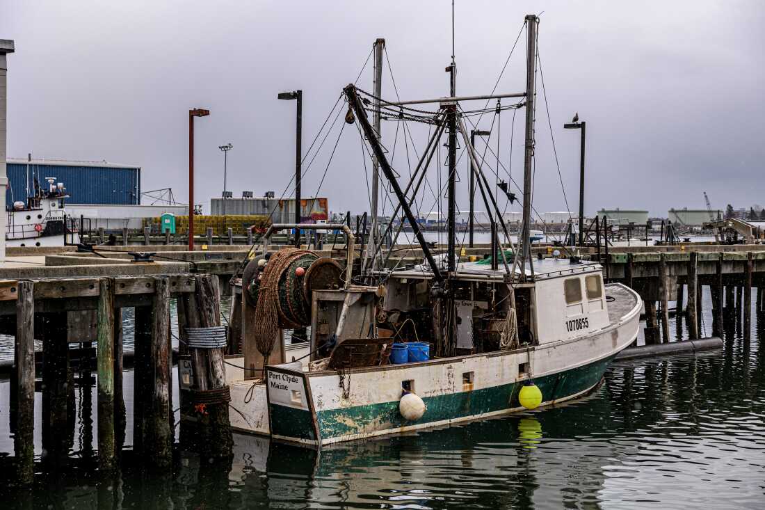 Un bateau de pêche est amarré au Portland Fish Exchange.