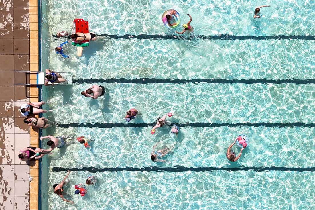 Les nageurs restent au frais mardi dans une piscine en plein air à Letchworth Garden City, dans le Hertfordshire, en Angleterre.