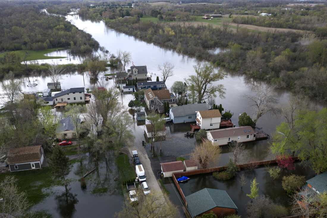 Les maisons situées le long du bassin versant de la rivière Fox ont été entourées par les eaux de crue en avril, près d'Antioch, dans l'Illinois.