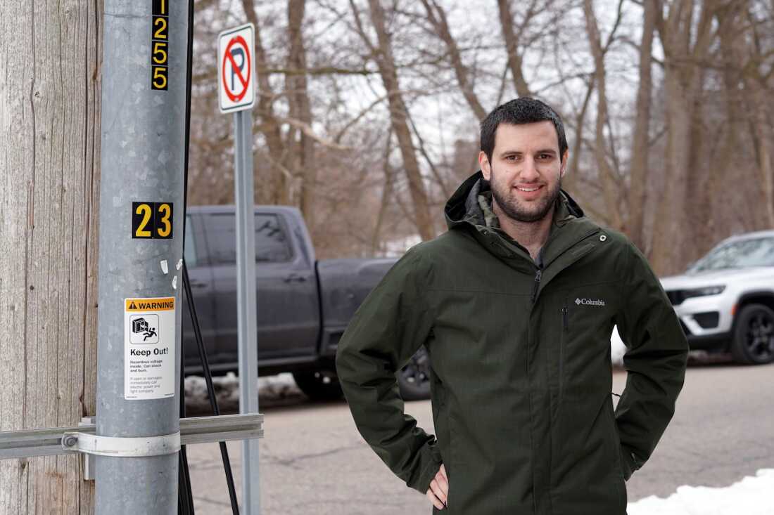 Tony Chartrand, directeur de l'ingénierie électrique et des opérations chez Traverse City Light & Power, se tient à côté d'un conduit contenant un fil souterrain. 