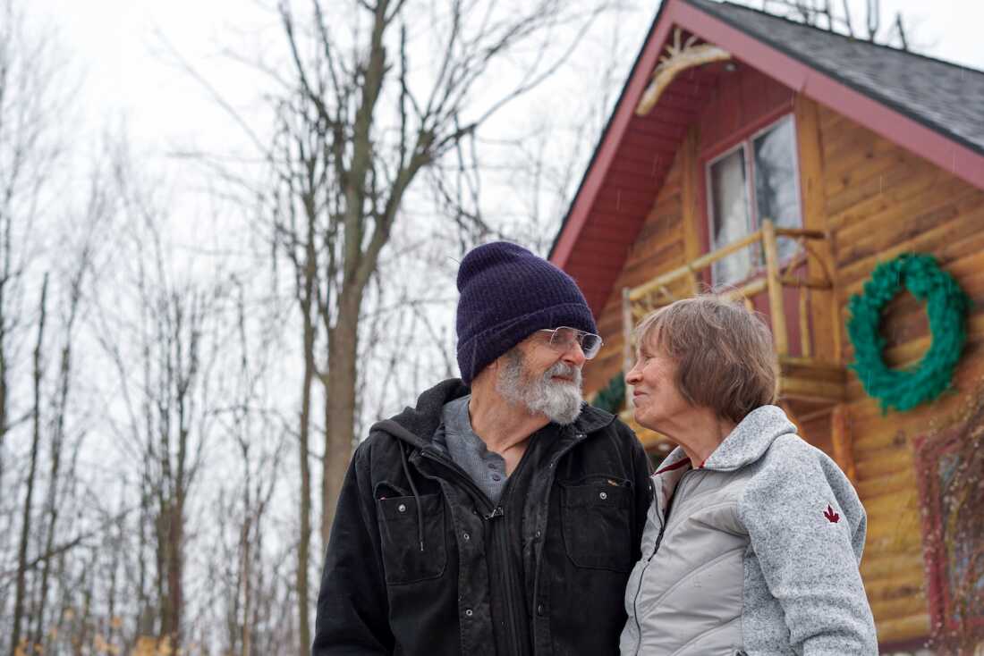 Wanda et Dave Whiting se tiennent devant leur maison à Lewiston, Michigan.