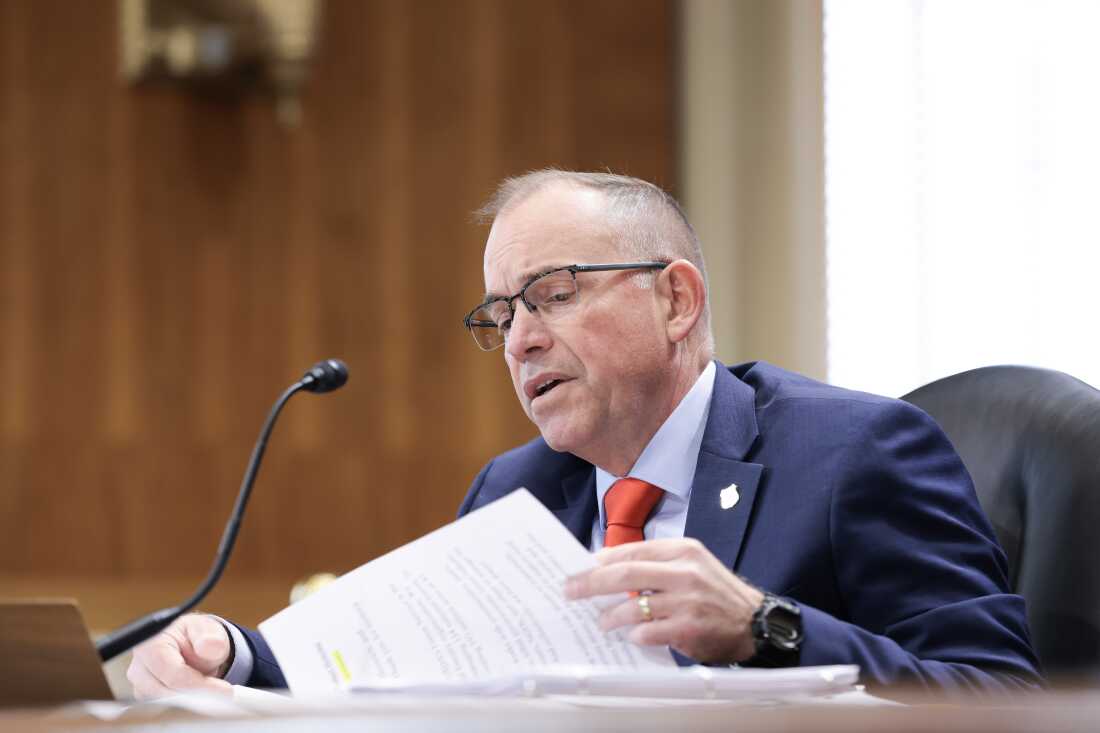Le chef du Service forestier, Tom Schultz, s'exprime lors d'une audition avec le Comité sénatorial de l'énergie et des ressources naturelles à Capitol Hill le 13 mai.