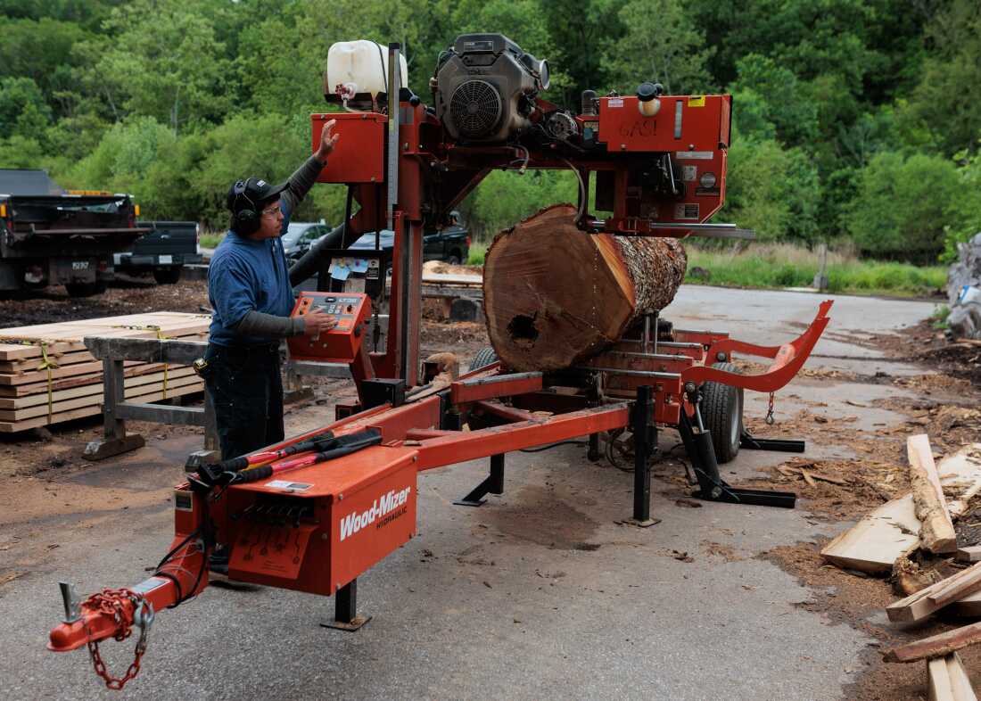 Jeudi 21 mai 2026 — Saul Esparza utilise une scierie à ruban portative à Camp Small, un parc de collecte de déchets de bois géré par le département des loisirs et des parcs de la ville de Baltimore, à Baltimore, dans le Maryland.