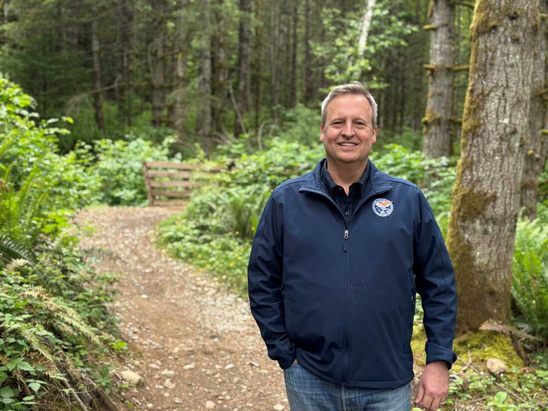 Le commissaire aux terres publiques de Washington, Dave Upthegrove, affirme que l'État s'appuie directement sur les recherches sur les incendies et la fumée du Service forestier américain pour coordonner sa réponse à la suppression des incendies de forêt.
