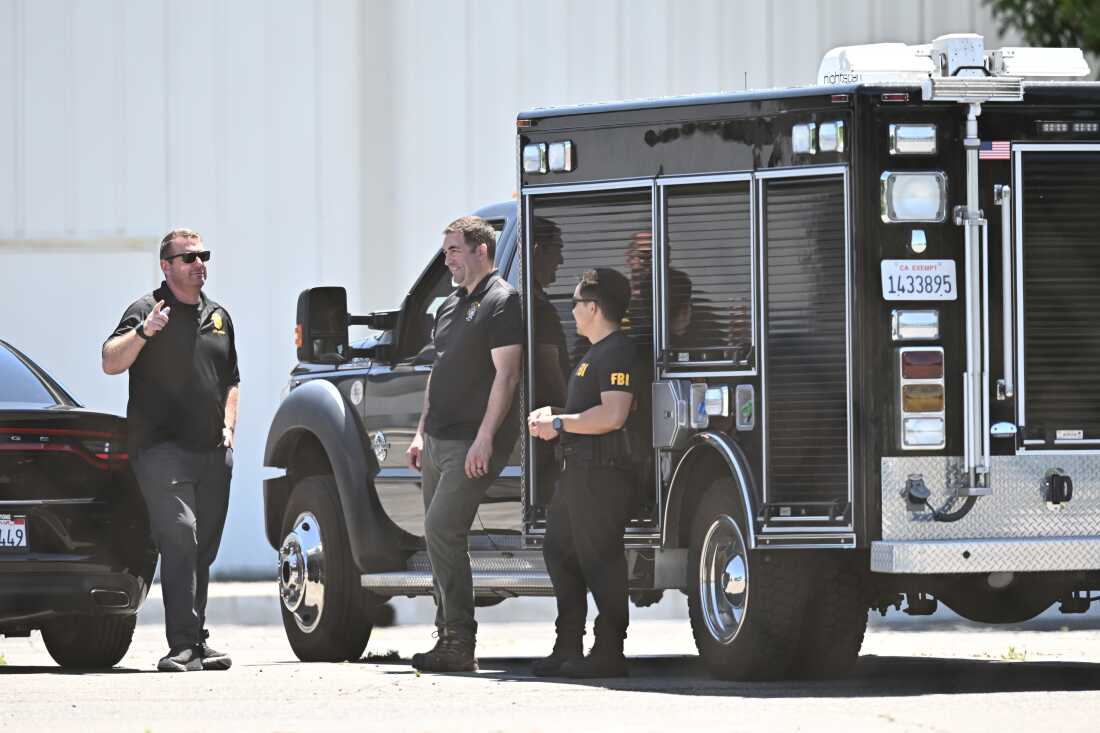 Des agents du FBI se rendent mercredi à GKN Aerospace à Garden Grove, en Californie.