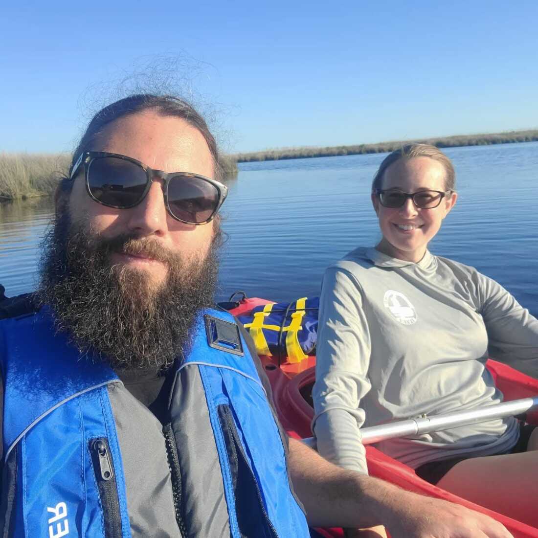 Anthony Leone et sa femme, Corinne Saunders, font du kayak à Kitty Hawk Bay, dans les Outer Banks de Caroline du Nord.
