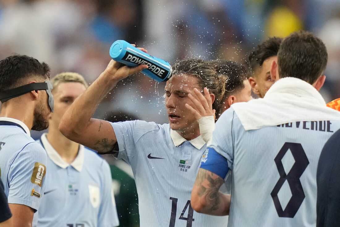 L'Uruguayen Agustin Canobbio se rafraîchit pendant une pause hydratation lors d'un match de Coupe du monde de football contre l'Arabie Saoudite à Miami Gardens, en Floride, le 15 juin 2026. 