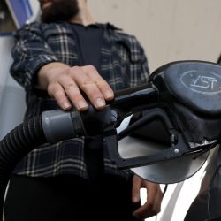 Conduire plus lentement, passer à l’électrique, ne pas conduire du tout ? Les meilleures options pour économiser du gaz