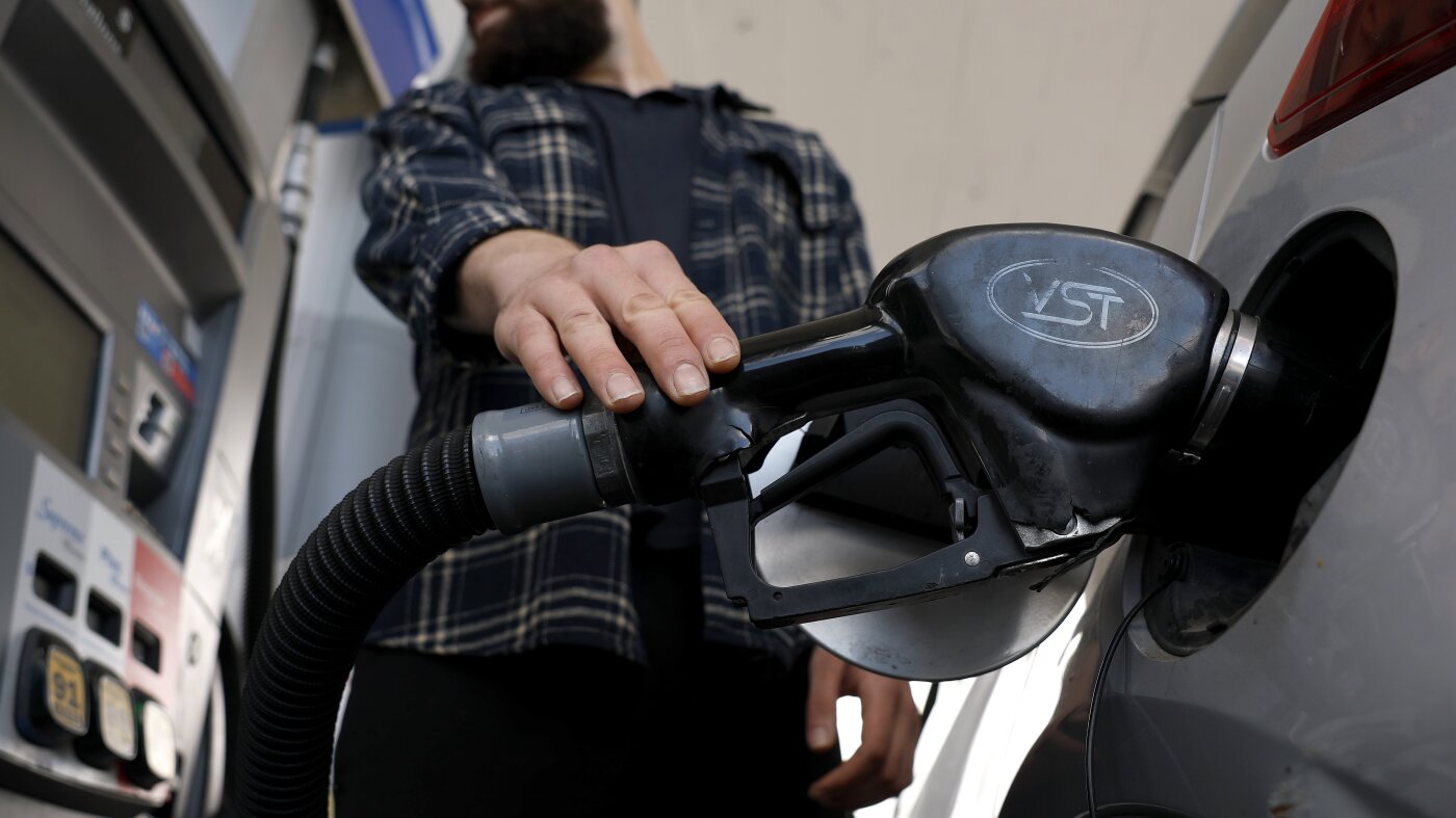 Conduire plus lentement, passer à l’électrique, ne pas conduire du tout ? Les meilleures options pour économiser du gaz