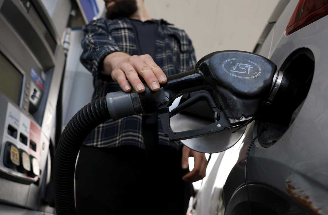 Un client fait le plein d'essence dans sa voiture dans une station Chevron le 4 mai à Los Angeles, en Californie. Les prix de l'essence ont atteint leur plus haut niveau depuis 4 ans, alors que les tensions se poursuivent au Moyen-Orient. L'essence en Californie coûte plus de 6 $ le gallon.