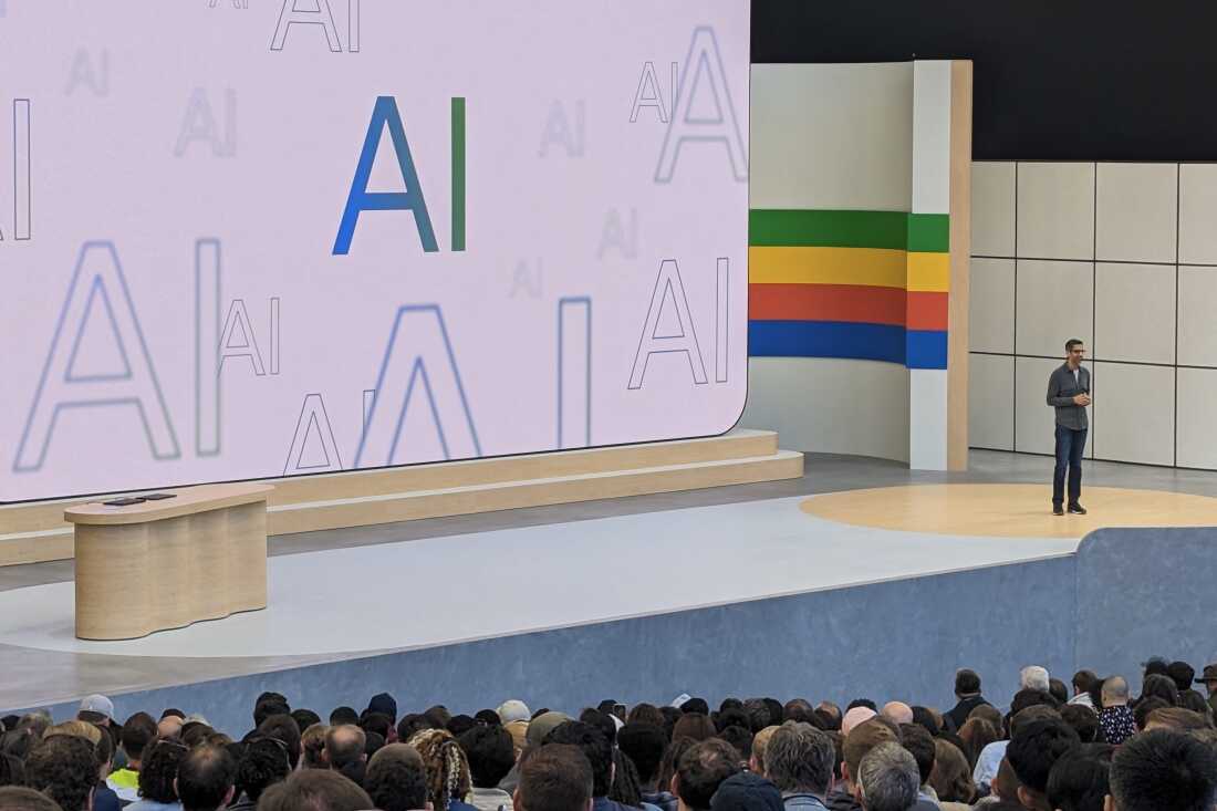 Le directeur général de Google, Sundar Pichai, s'exprime lors de la conférence annuelle des développeurs d'E/S du géant de la technologie, le 14 mai 2024, à Mountain View, en Californie. Google a annoncé mardi qu'il introduirait des réponses générées par l'IA aux requêtes en ligne effectuées par les utilisateurs aux États-Unis, dans le cadre de l'une des plus grandes mises à jour de son moteur de recherche depuis 25 ans. (Photo de Glenn CHAPMAN / AFP) (Photo de GLENN CHAPMAN/AFP via Getty Images)