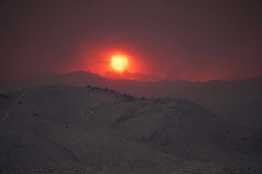 Le soleil se couche sur le feu de Cottonwood près de Marysvale, dans l'Utah, le vendredi 26 juin 2026.