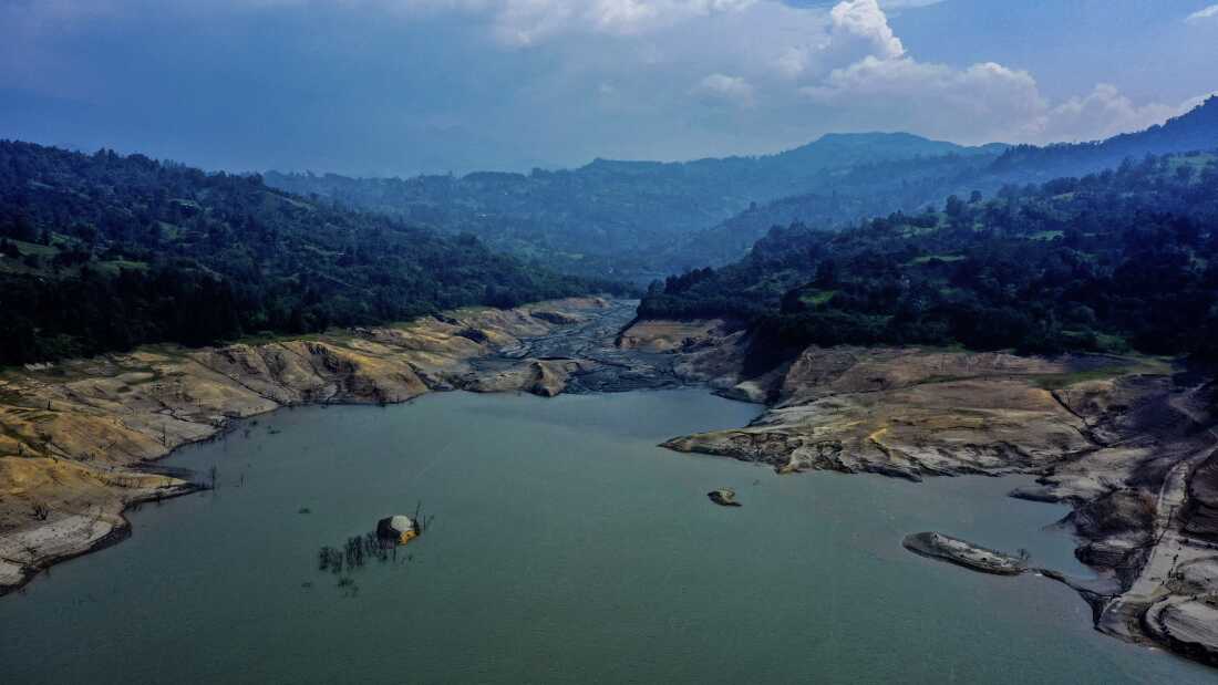 Les prévisionnistes préviennent qu’un nouveau phénomène météorologique El Niño pourrait avoir de graves conséquences dans certaines régions du monde. Sur cette photo de 2024, des niveaux d'eau extrêmement bas sont observés dans un réservoir alimentant la centrale hydroélectrique de Guavio à Gachalá, dans la province colombienne de Guavio, pendant des conditions sèches liées à El Niño.