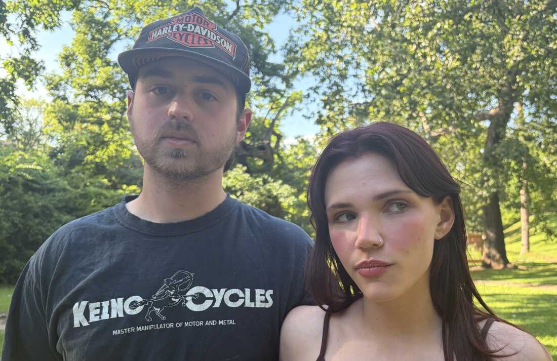 Sur cette photo, Chloé Troub se tient sur le côté droit du cadre et son petit ami, Carson McDonald, se tient sur le côté gauche du cadre. Debout à l’extérieur, ils sont photographiés à hauteur d’épaules et les arbres sont en arrière-plan.